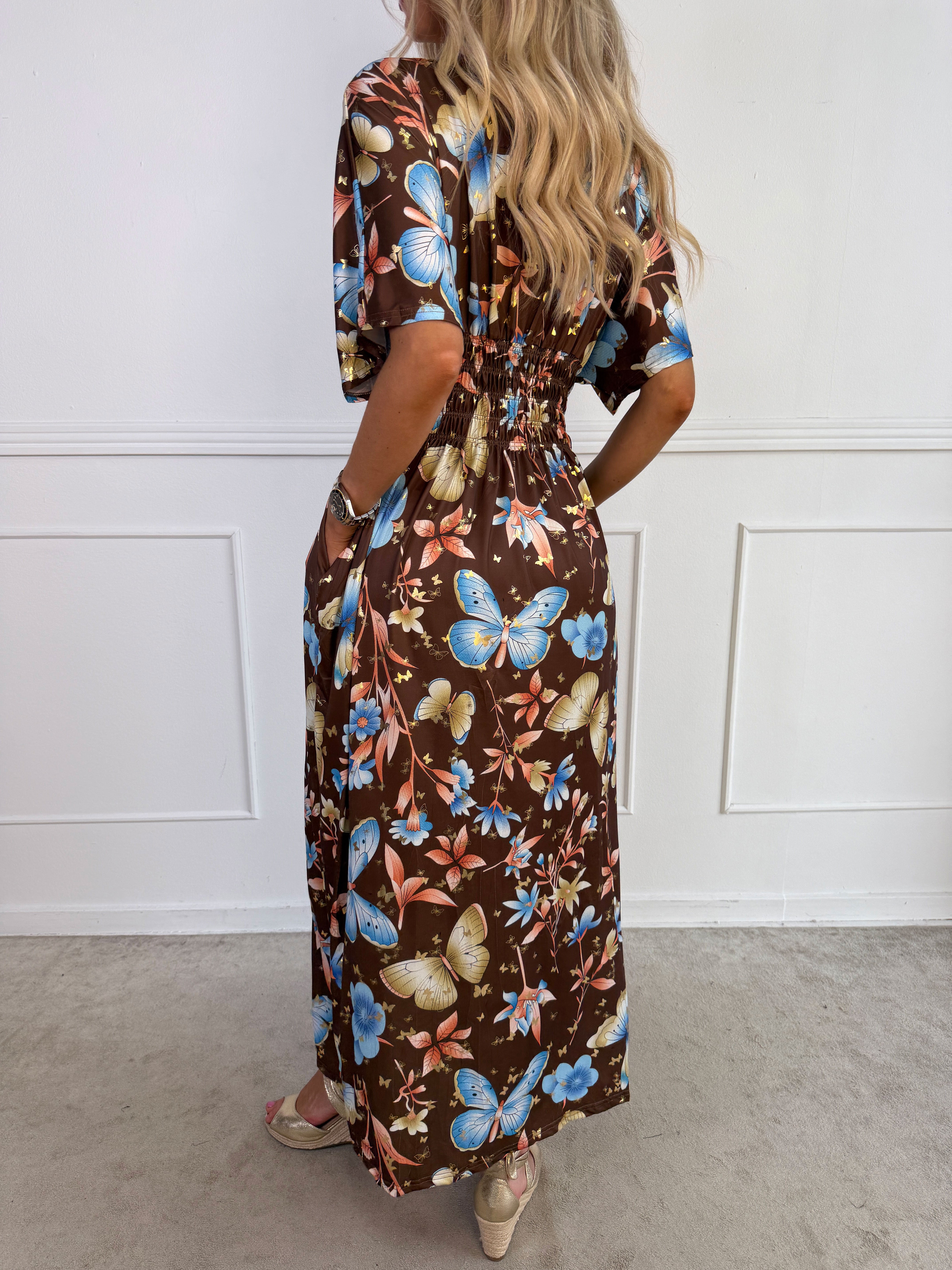 Pams Fairytale - Lang elastisk kjole i fint blomster- og sommerfugleprint